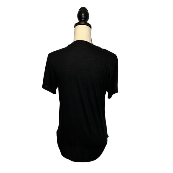 Friends Womens Skyline Logo T-Shirt Black Sz Medium Christmas Holiday Snowflakes - Picture 4 of 6